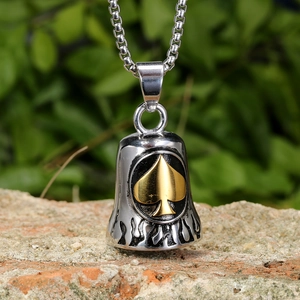 Pendentif cloche rétro en acier inoxydable avec motif pique doré sur une chaîne à billes