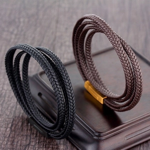 Bracelets multicouches en cuir tressé noir et marron avec des fermoirs magnétiques en métal