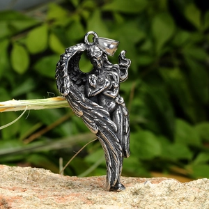 Pendentif ailes d'ange en acier inoxydable vintage avec détail d'enfant en plein air
