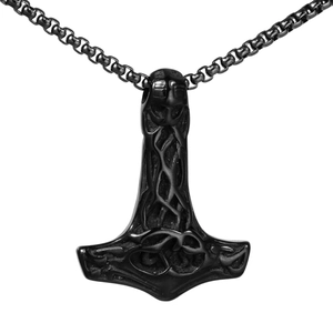 Collier avec pendentif Marteau de Thor viking en acier inoxydable noir sur fond blanc