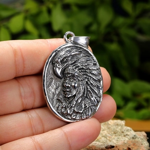 Pendentif vintage en acier inoxydable avec chef indien et aigle au fini argenté