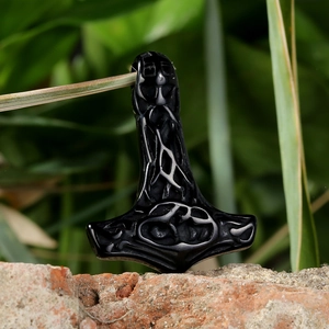 Pendentif Marteau de Thor Mjölnir viking noir avec des sculptures complexes