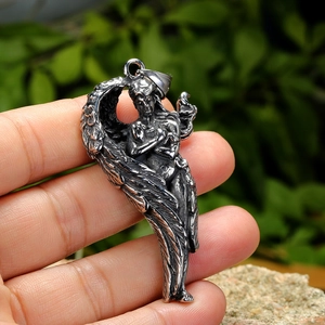 Pendentif ailes d'ange en acier inoxydable rétro avec détails de plumes argentées
