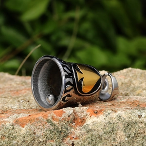 Pendentif cloche de motard en acier inoxydable rétro avec pique d'or et flammes noires