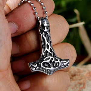 Vue macro du pendentif Marteau de Thor Mjölnir Viking avec motifs gravés vintage