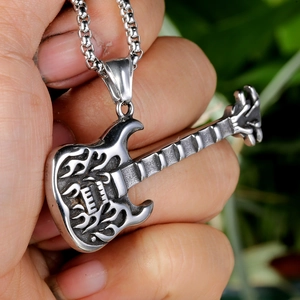 Detalle del colgante de guitarra con relieve de llama en cadena de acero inoxidable hombre