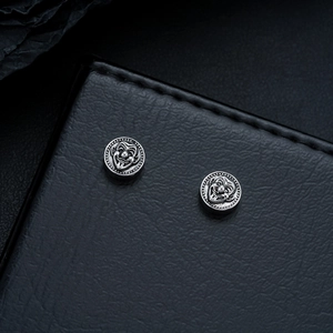 Macro de boucles d'oreilles magnétiques en métal avec visage de Joker gravé sur cuir noir
