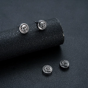 Lot de boucles d'oreilles relief visage de clown maléfique en métal gris foncé
