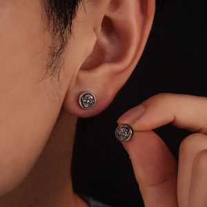 Clou d'oreille joker en argent rétro avec motif en relief pour homme et femme tendance