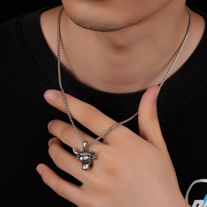 Pendentif tête de taureau 3D argenté avec chaîne box sur mannequin pour homme tendance