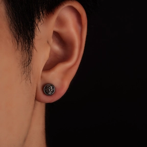 Boucle d'oreille magnétique ronde pour homme avec relief de clown au fini bronze