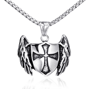 Collana con ciondolo a scudo in acciaio inox argento con croce e ali su catena