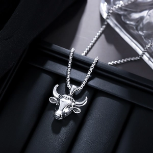 Détail macro du pendentif tête de bœuf argenté avec texture métallique sur chaîne carrée