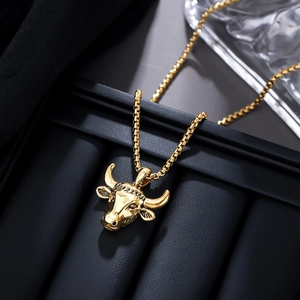 Détail macro du pendentif boeuf doré poli et collier à chaîne avec finition miroir