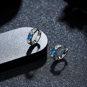 Boucles d'oreilles créoles en argent avec zircon bleu marquise et accents brillants