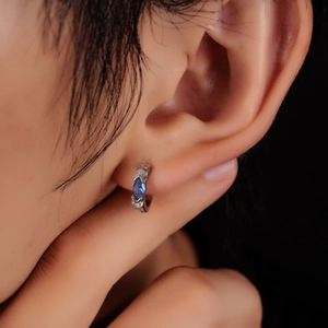 Boucle d'oreille homme en argent avec zircon bleu marquise et accents blancs sur mannequin