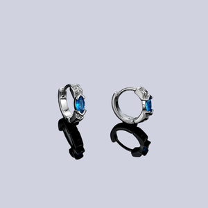 Boucles d'oreilles créoles en argent avec gemme bleu foncé marquise et zircons blancs