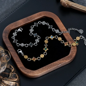 Bracelets rétro en argent S925 et or avec pierres colorées sur velours noir