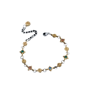 Bracelet croix avec pierres précieuses colorées et chaîne à maillons bicolore or et argent
