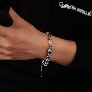 Bracelet pour hommes en acier inoxydable avec perles bleu foncé sur le poignet