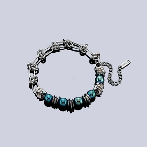 Détail macro du bracelet pour homme en acier inoxydable avec des perles bleues marbrées