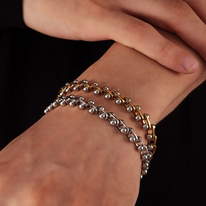 Set di bracciali con perline in acciaio al titanio punk da uomo indossati sul polso