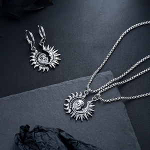 Sonne Und Mond Asymmetrischer Anhänger Halskette Für Damen Herren Edelstahl Legierung Altsilber Gothic Vintage Sonne Mond Gesicht Schmuck Geschenk