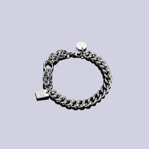 Bracciale a catena argentata con ciondolo Good Luck e design stile industriale chic