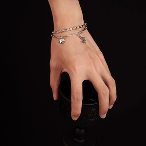 Bracciale a doppio strato in acciaio al titanio argento con ciondoli cuore e M