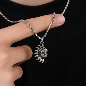 Asymmetrische Sonnenanhänger-Halskette aus Vintage-Silberstahl mit eleganter Boxkette