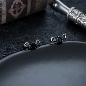 Gothic Herz Ohrringe mit schwarzem Stein und Vintage Silber Relief im Makro Look