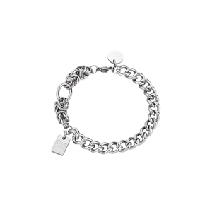 Bracciale a catena in argento con piastrina Good Luck su sfondo bianco neutro