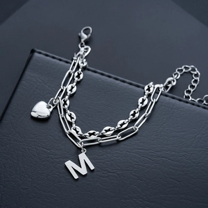 Bracciale a doppio strato in acciaio inox con ciondolo a cuore e lettera M su pelle