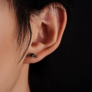Gothic Engelsflügel Herz Ohrstecker aus schwarzem Edelstahl für Knorpel Piercing Mode
