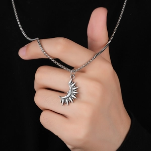 Detailansicht des Vintage Sonne-Mond-Anhängers mit schwarzoxidiertem Finish an Gliederkette