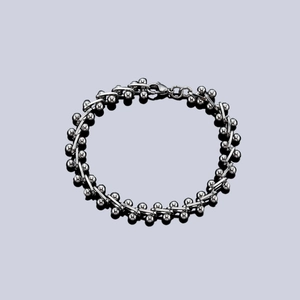 Dettaglio del bracciale in acciaio al titanio argento con perle intrecciate e moschettone