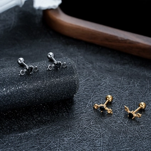 Ohrstecker mit Engelsflügeln und Herz aus schwarzem Zirkonia in Silber und Gold