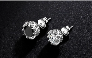 Dettaglio degli orecchini a corona in argento S925 con pietre di zircone nero e trasparente