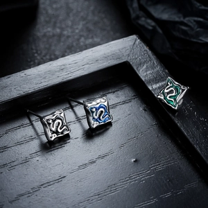 Boucles d'oreilles carrées serpent en argent texturé avec détails en émail coloré