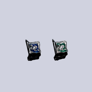 Clous d'oreilles serpent carrés en argent avec émail bleu et vert pour un look tendance