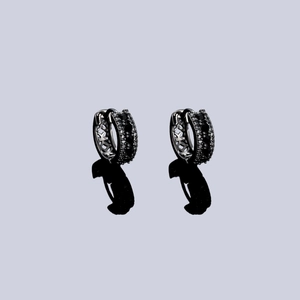 Vue détaillée de créoles en argent avec zircons noirs et motifs ajourés sophistiqués