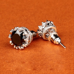 Orecchini a perno a corona in argento con zirconi neri tondi per uno stile maschile hip-hop