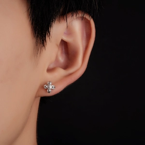 Gros plan d'une boucle d'oreille fleur de lotus en argent avec diamant sur l'oreille