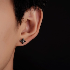 Gros plan détaillé de boucles d'oreilles croix en argent rétro avec gravure vintage
