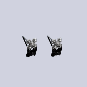 Boucles d'oreilles lotus rétro en relief argenté avec textures de pétales claires