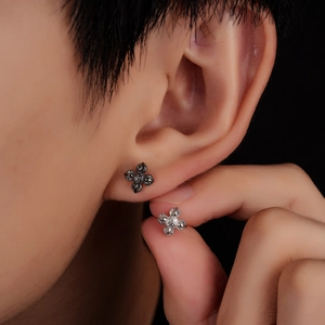 Boucles d'oreilles fleur de lotus rétro en noir et argent avec reliefs sculptés