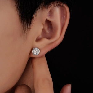 Boucle d'oreille croix de luxe avec zircons sertis sur base argentée pour hommes