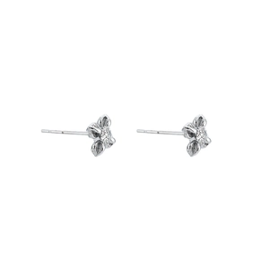 Boucles d'oreilles lotus en argent aux détails ciselés et incrustées de zircons