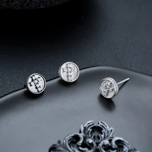 Boucles d'oreilles en argent avec croix en zircone vues sous plusieurs angles de précision
