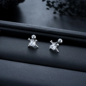 Boucles d'oreilles punk argentées avec zircon cœur et croix sur cuir noir